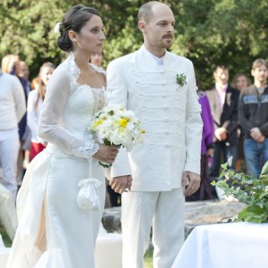 Wedding photos - bride and bridegroom standing - esküvői fotó - álló menyasszony és vőlegény